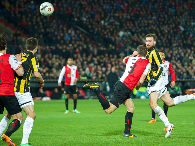 Maar het duel eindigde in een gelijkspel. Vitesse-captain Guram Kashia was Stevan de Vrij te snel af en kopt hier de 1-1 binnen. Ajax kon later in het weekend uitlopen op de Arnhemmers. 