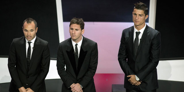 Een verongelijkt kijkende Cristiano Ronaldo tijdens de Beste Speler in Europa-verkiezing van vorig jaar, toen hij achter winnaar Andrés Iniesta en Lionel Messi eindigde.