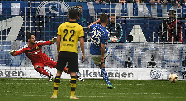 Klaas-Jan Huntelaar maakte zijn dertiende doelpunt van het seizoen door Dortmund-doelman Roman Bürki de verkeerde hoek in te sturen.