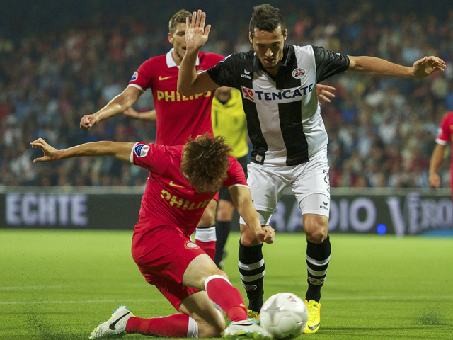 Ji-Sung Park redt bij een fris Heracles Almelo een punt voor PSV. Al vallend maakt de Zuid-Koreaan bij zijn terugkeer in de Eredivisie de gelijkmaker: 1-1. PSV staat na het eerste puntenverlies van dit seizoen voor de kraker tegen AC Milan. De Champions League lonkt.