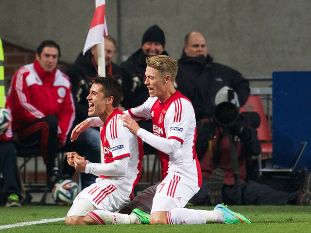 Krkic juicht met Fischer. De Spanjaard zet Ajax op 2-1 met een kopbal van dichtbij.