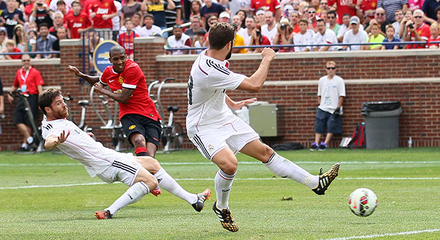 Ashley Young zet Manchester United op voorsprong na een vloeiend lopende aanval van het elftal van Louis van Gaal.