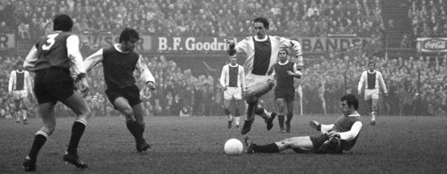 Johan Cruijff in actie tijdens de Klassieker in december 1970. Feyenoord en Ajax kwamen niet verder dan 1-1.