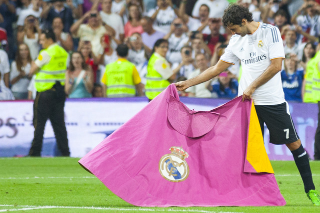 In een laatste, indrukwekkende ereronde door Santiago Bernabéu neemt Raúl op kenmerkende Spaanse wijze afscheid van de fans.