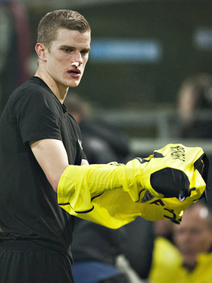 Sven Bender moest zijn bebloede shirt meerdere keren verruilen voor een schoon exemplaar.