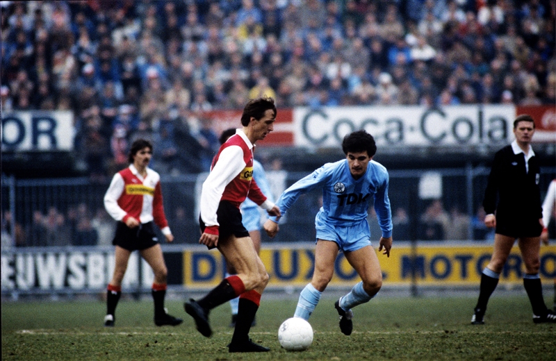 Johan Cruijff versus Gerald Vanenburg op de grasmat tijdens Feyenoord-Ajax in februari 1984.
