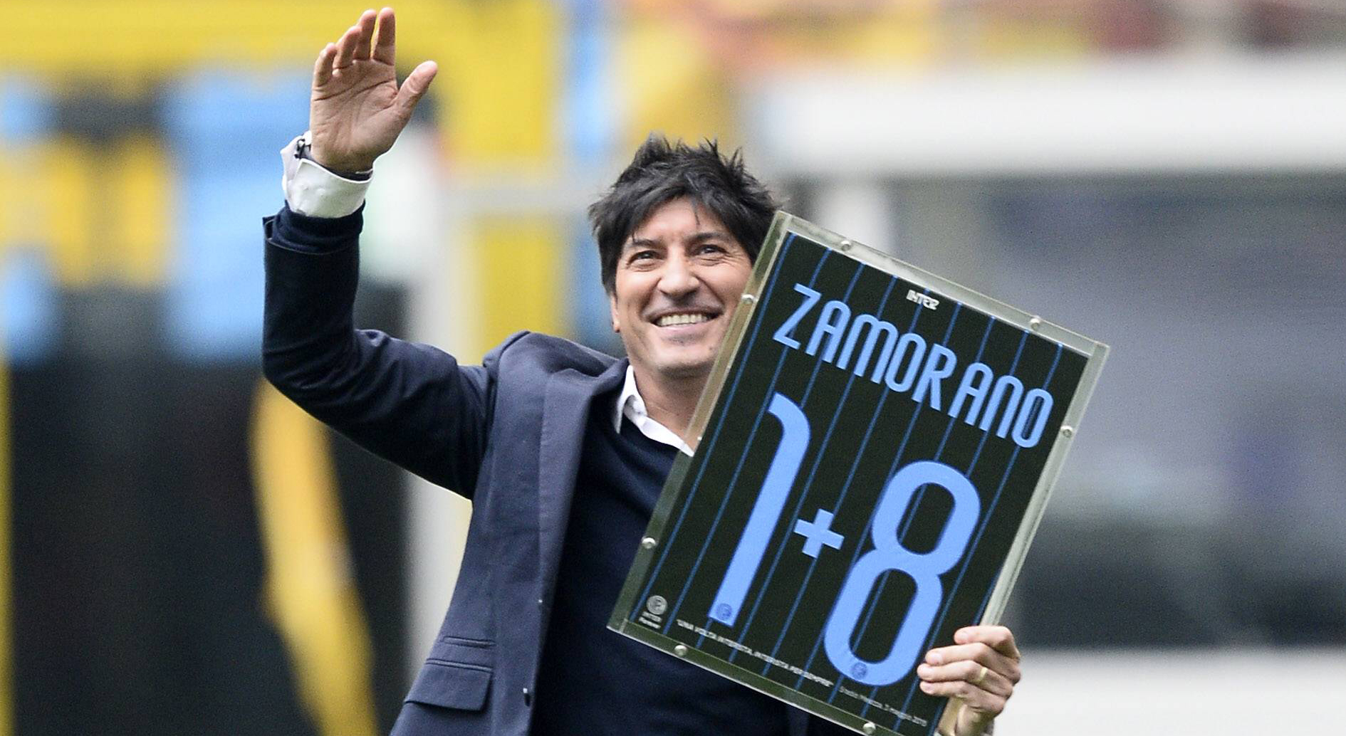 Iván Zamorano met zijn ingelijste shirt van Internazionale met rugnummer 1+8.