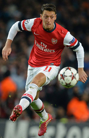 Mesut Özil in actie namens The Gunners.