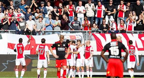 Na een feestavond in Almelo nam Ajax zondag de koppositie over met een zakelijke zege op Woudestein. De eindstand tegen Excelsior (0-2) stond met de rust al op het bord, waarna de Amsterdammers met het oog op hun drukke programma de partij rustig uitspeelden.