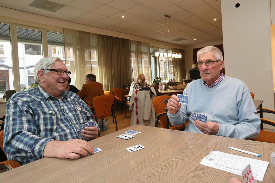 Bij het klaverjasgroepje fungeert Frans Körver als vaste reserve. ‘In het begin was hij soms iets te fanatiek, zat-ie stevig te vloeken.’