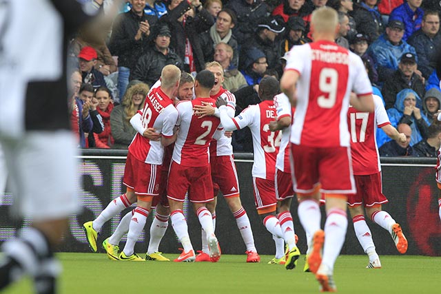 Ook bij Heracles Almelo overtuigt Ajax niet, maar het 1-1 gelijkspel in de 33ste speelronde is voldoende voor de 33ste landstitel en de vierde op rij. Hier is Lasse Schöne, de maker van het openingsdoelpunt, het middelpunt van de feestvreugde.