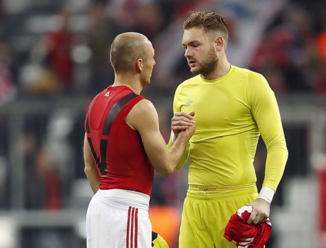 Arjen Robben stuitte woensdagavond geregeld op PSV-doelman Jeroen Zoet, maar klopte de keeper uiteindelijk toch met een kopbal. Na afloop ruilden de twee van shirtje.