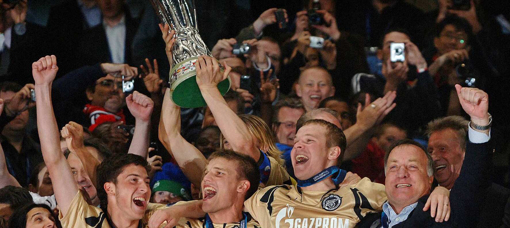 Dick Advocaat (rechts) viert met Zenit Sint-Petersburg het winnen van de UEFA Cup in 2008.