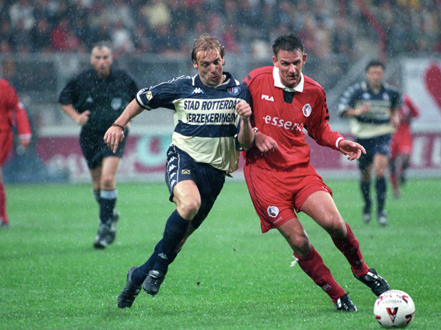 Tijdens de tweede speelronde in 2000/01 gaat Feyenoord op bezoek bij FC Twente. De Tukkers komen nog wel op voorsprong door een doelpunt van Jan Vennegoor of Hesselink (hier in duel met Paul Bosvelt), maar verliezen uiteindelijk door twee treffers van Jon Dahl Tomasson. 