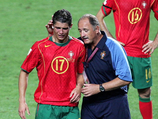 Cristiano Ronaldo na de verloren EK-finale van 2004.