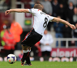 Gerrard in actie vanaf de stip.