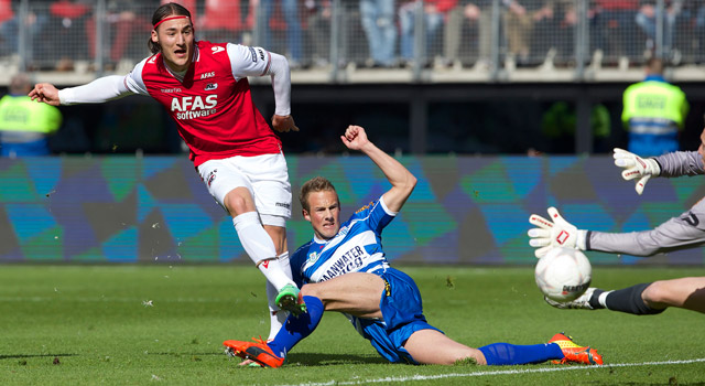 Nemanja Gudelj zet AZ al vroeg op een 2-0 voorsprong. Bart van Hintum komt te laat.