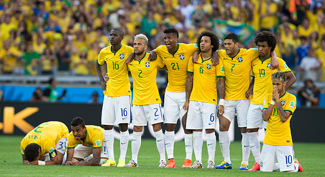 De emoties liepen in de achtste finale van het WK hoog op bij Thiago Silva (knielend uiterst links) en Neymar (rechts) tijdens de penaltyserie tegen Chili.