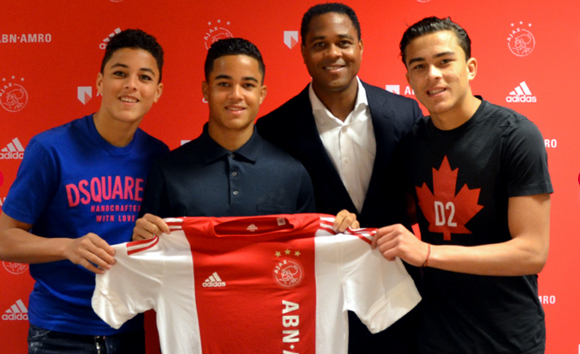 Justin Kluivert (tweede van links) samen met zijn broers en vader Patrick. Bron: Ajax.nl