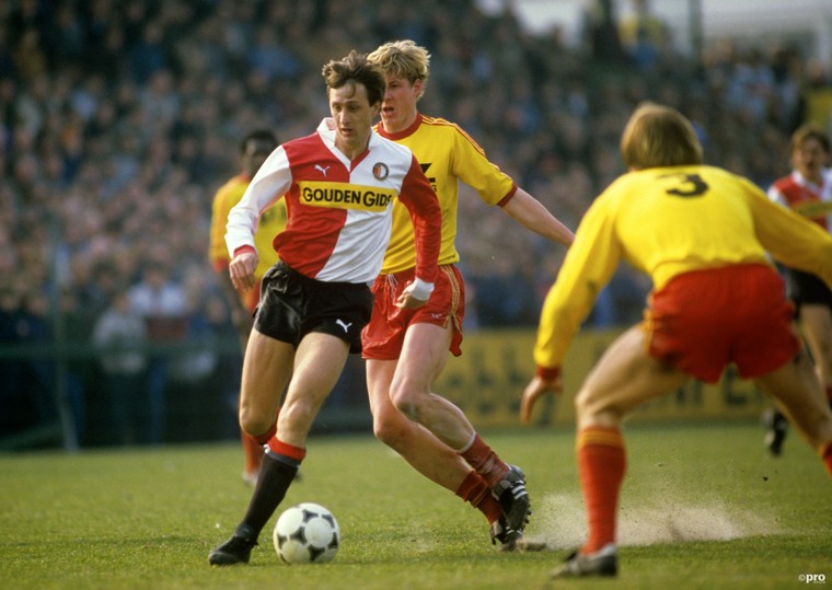 Cruijff, hier in het seizoen 1983/84 in actie voor Feyenoord, ging Robben voor met een comeback in de Eredivisie.