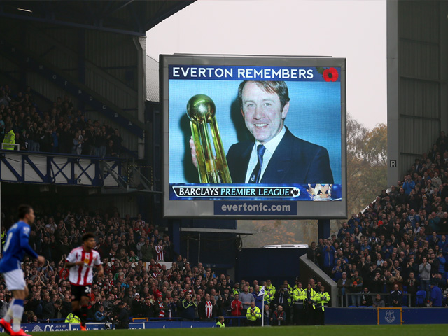 Howard Kendall leidde Everton in de jaren tachtig naar twee landstitels (1984/85 en 1986/87) en die glorietijden zijn de supporters op Goodison Park nog niet vergeten. De voormalige manager kwam onlangs te overlijden en dat leverde een prachtig eerbetoon op tijdens een thuiswedstrijd van The Toffees.