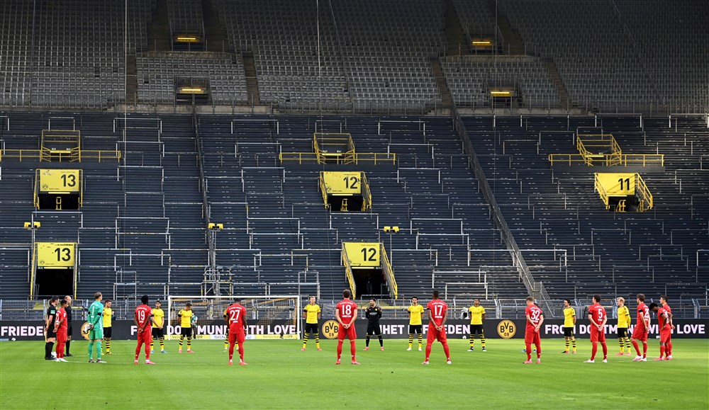 Voetballen in een spookstadion: het onwerkelijke beeld bij de topper tussen Borussia Dortmund en Bayern München.