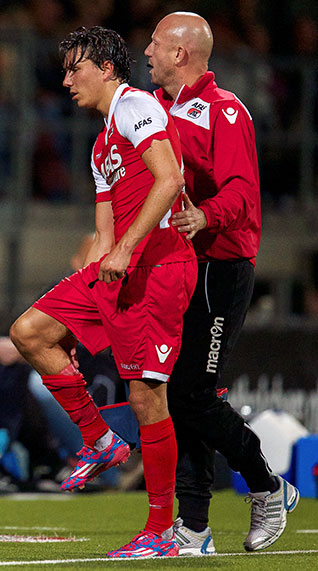 Steven Berghuis liep tijdens het oefenduel met KV Mechelen (2-1 winst) een gebroken middenvoetsbeentje op in zijn linkervoet. AZ moet de aanvaller daardoor zes tot acht weken missen.