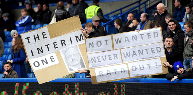 Als voormalig manager van Liverpool werd Rafael Benítez niet altijd even vriendelijk bejegend op Stamford Bridge. Zo blijkt ook uit deze posters.