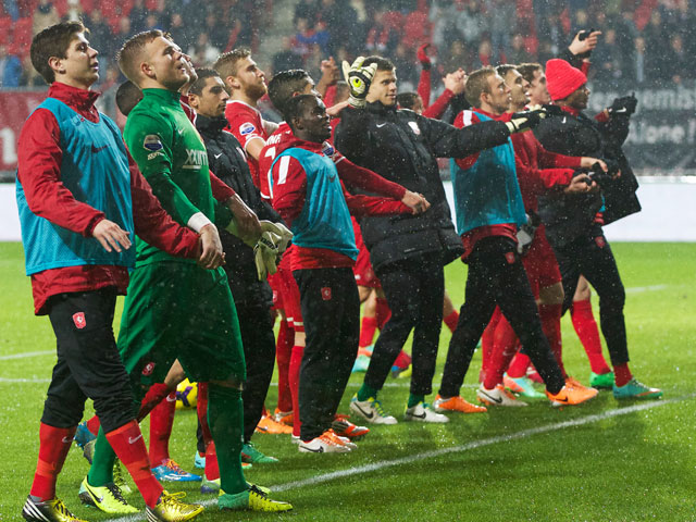 Blijdschap bij FC Twente. In de derby van het oosten wordt Heracles Almelo verslagen met 3-1. Ook Twente doet nog mee in de titelrace.