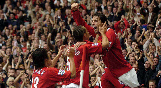 Rio Ferdinand speelde twaalf jaar voor Manchester United. Hier viert hij in 2005 een van de vele doelpunten die Ruud van Nistelrooy voor de club maakte.
