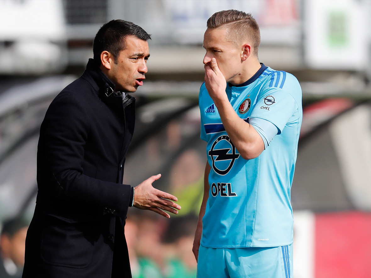Giovanni van Bronckhorst had het druk langs de lijn. De trainer liet zijn ongenoegen over het spel van Feyenoord regelmatig blijken.