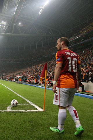 Wesley Sneijder legt aan voor de corner waaruit Aurélien Chedjou de 1-1 zou scoren.