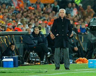 Bert van Marwijk koos in aanloop naar het WK van 2010 voor een compact middenveld en drie aanvallers. Guus Hiddink is als opvolger van Louis van Gaal nog zoekende.
