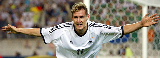Miroslav Klose juicht na een doelpunt op het WK 2002.
