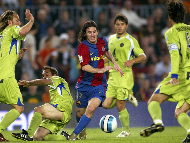 Een beeld wat op veel duels van toepassing is: Messi die bijna een half elftal in zijn greep houdt. Het gebeurt op ultieme wijze op 18 april 2007 in het bekerduel met Getafe (5-2 zege), waarin Messi in Camp Nou over een half veld slalomt en het befaamde Maradona-doelpunt van het WK 1986 kopieert. De solo duurt iets meer dan tien seconden, Messi raakt de bal dertien keer, legt zestig meter af en laat zes tegenstanders kansloos. Voor velen is het nog steeds de mooiste treffer ooit van de Argentijn.