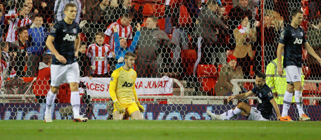 Ryan Giggs en David De Gea zitten verslagen op de doellijn na de openingstreffer.