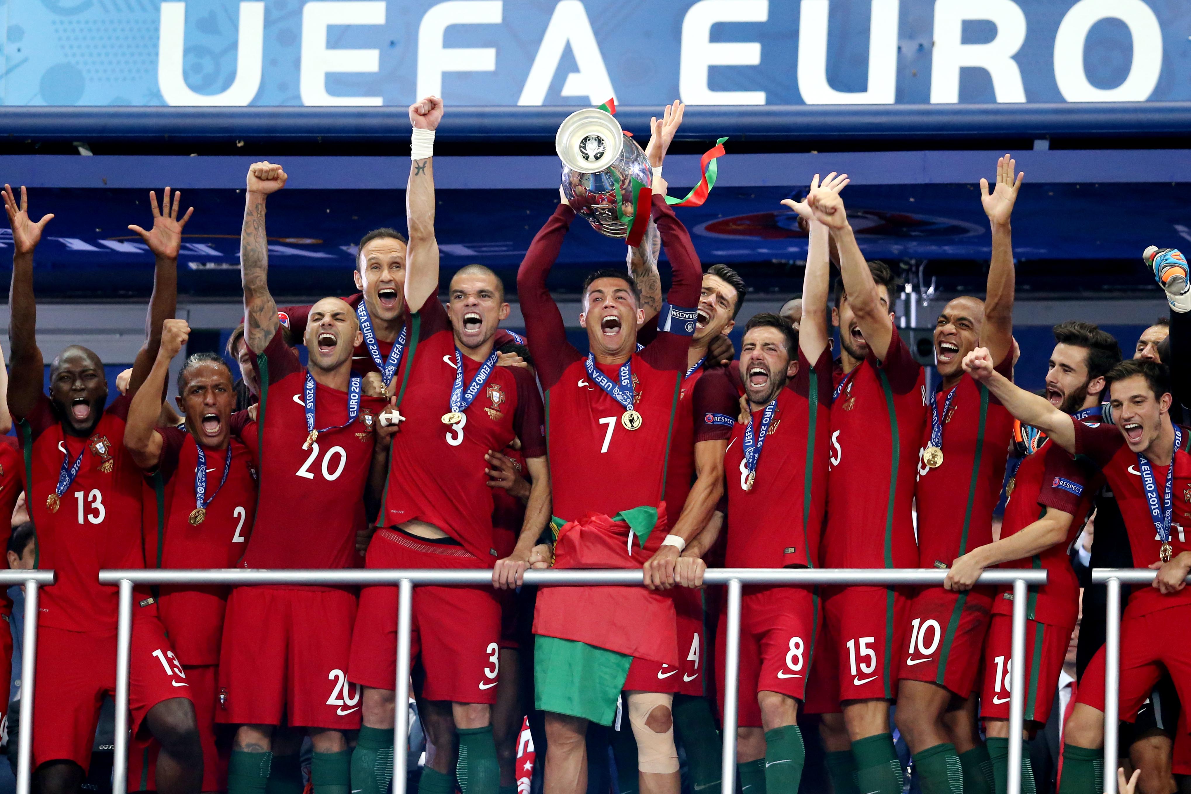 Na een treffer van Éder in de verlenging grijpt Portugal de EK-titel. Ronaldo is de eerste die de beker in handen krijgt.