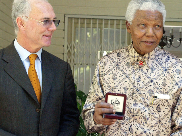 In het kader van het WK-bid van Duitsland voor 2006 kreeg Nelson Mandela bezoek van Franz Beckenbauer.