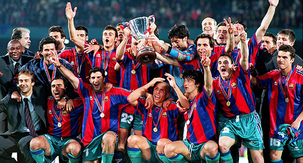 Luis Enrique, links naast de beker, viert in 1997 de eindzege in het toernooi om de Europa Cup II.