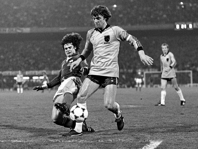 Ruud Krol vecht in maart 1982 een duel uit met de Fransman Didier Six. Oranje kent een teleurstellende kwalificatiereeks. Nederland eindigt als vierde in de poule met landen als Frankrijk en België en mag niet deelnemen aan het WK in Spanje. In Rotterdam wint Oranje met 1-0 van de Fransen dankzij een treffer van Arnold Mühren. 