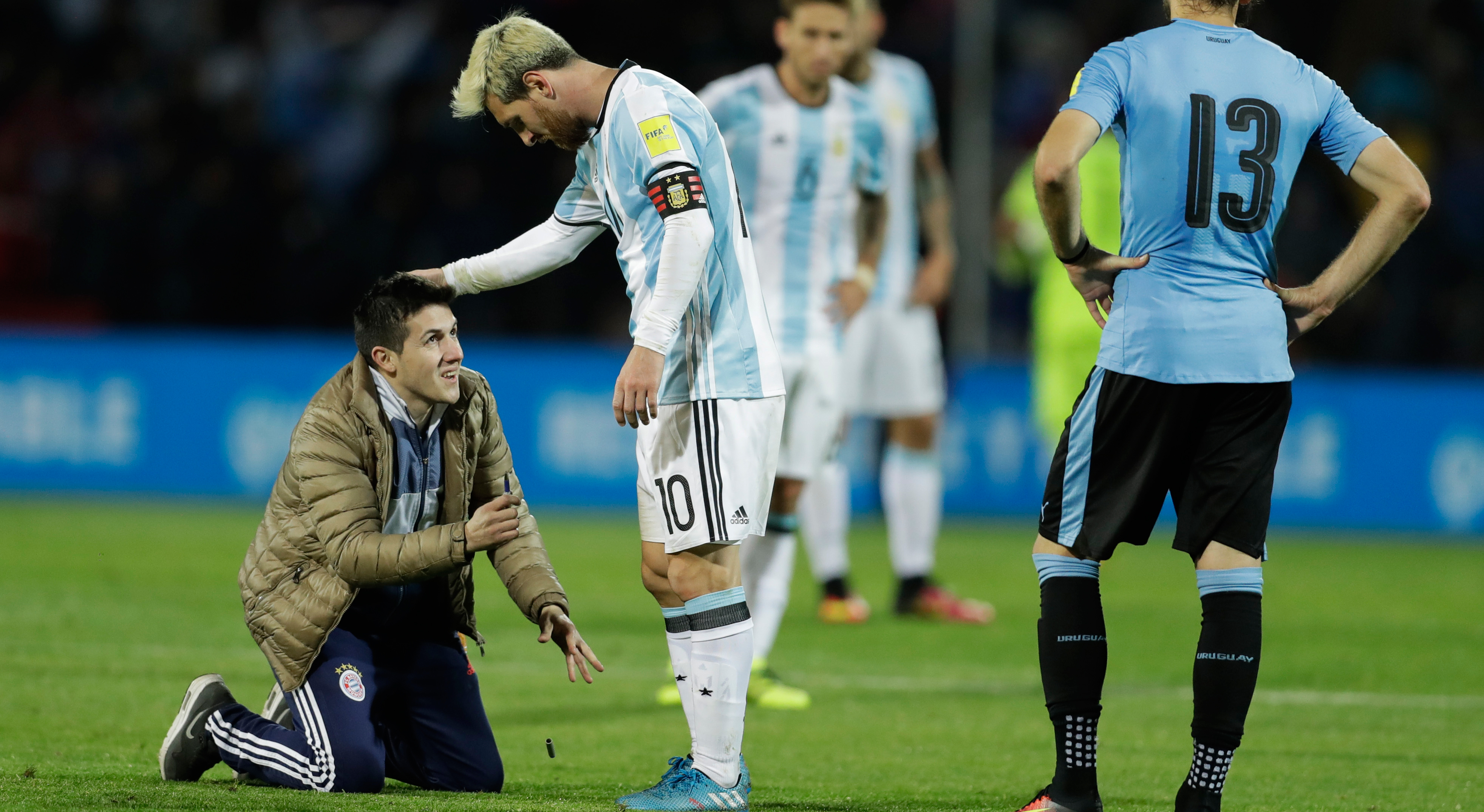 Een fan van Lionel Messi knielt voor de Argentijnse ster.