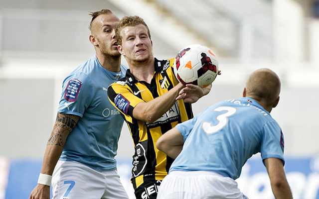 Simon Gustafson tijdens een duel met Malmö FF.