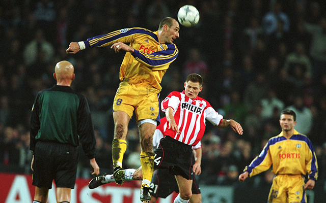 Jan Koller troeft Johann Vogel af in een luchtduel tijdens PSV - Anderlecht in het seizoen 2000/01. Rechts kijkt Anderlecht-spits Tomasz Radzinski toe.