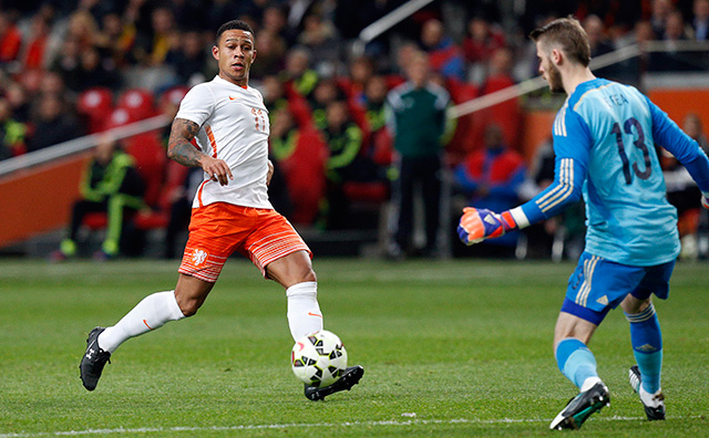 Memphis Depay probeert tevergeefs de Spaanse doelman David De Gea te passeren. Oranje won desondanks zijn laatste (oefen)interland met 2-0.
