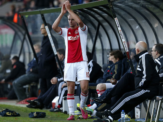 Ajax wint in de zesde uitwedstrijd van het seizoen eindelijk weer eens op vreemde bodem. Siem de Jong bezweert zijn vormcrisis met twee doelpunten. De spits voert Ajax zo langs NEC Nijmegen: 0-3.