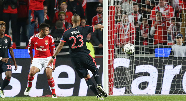 Arturo Vidal knalt raak in de return van de kwartfinale van de Champions League tegen Benfica.