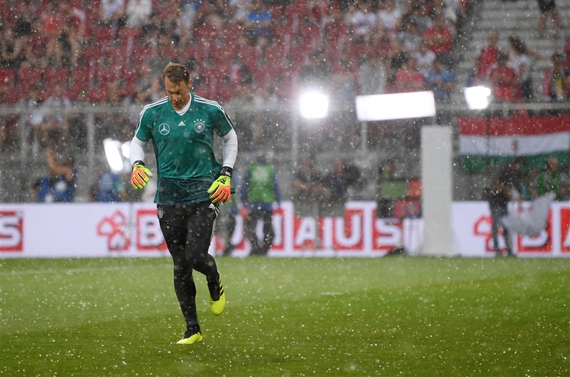 Manuel Neuer in de stromende regen in Klagenfurt.