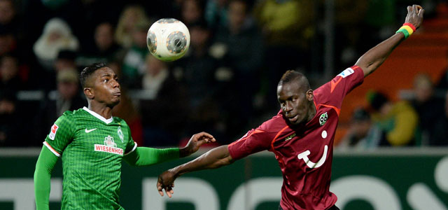 Eljero Elia strijdt met Hannover-verdediger Salif Sané om de bal. Een overtreding van de Senegalees op de Nederlandse vleugelspits was de aanleiding voor de eerste treffer van Werder Bremen.