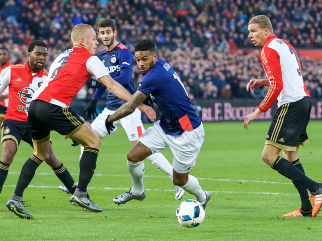 Pereiro heeft in de PSV-aanval gezelschap van Jurgen Locadia. Maxime Lestienne haakt nog voor de wedstrijd af met een kuitblessure. De Belg zit ook niet op de bank.