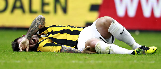 Het fatale moment van Theo Janssen tijdens de competitiewedstrijd tegen Feyenoord.